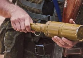 Voják s protitankovým granátem RKG-3