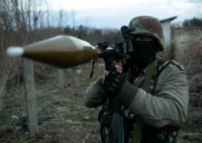 Voják s RPG-7