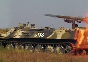 9P149 Šturm-S odpaluje protitankovou střelu