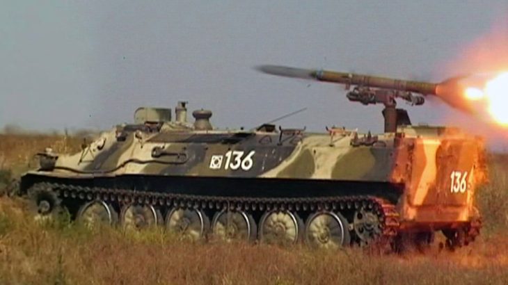 9P149 Šturm-S odpaluje protitankovou střelu