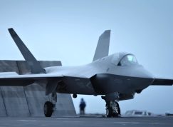 Letoun J-35 na palubě letadlové lodě Fujian
