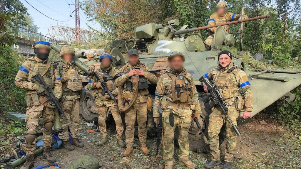 Členové jednotky Kraken s ukořistěným BTR-82A