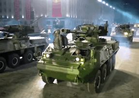 Starší typ severokorejského kolového tanku s bezpilotní věží
