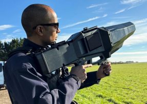 Voják s protidronovou puškou