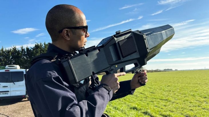 Voják s protidronovou puškou