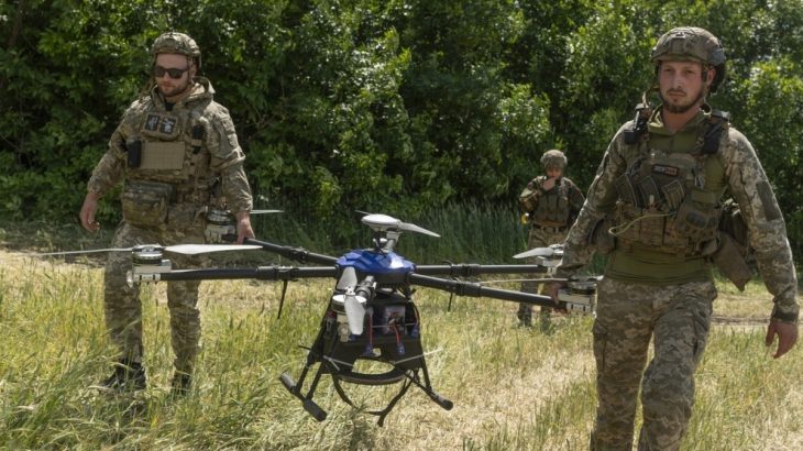 Ukrajinští vojáci s dronem