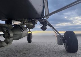 Dron E-300 Enterprise se 100kilovou bombou a 120mm minometnými granáty