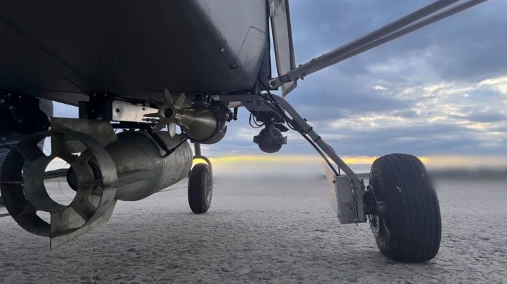 Dron E-300 Enterprise se 100kilovou bombou a 120mm minometnými granáty