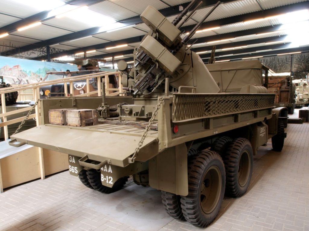 GMC CCKW, se čtyřkou Maxon, Oorlogsmuseum Overloon, Nizozemí