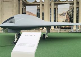 Maketa dronu Hongdu GJ-11