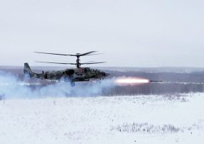 Vrtulník Ka-52 odpaluje střelu Vikhr-1