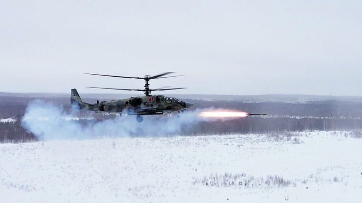 Vrtulník Ka-52 odpaluje střelu Vikhr-1