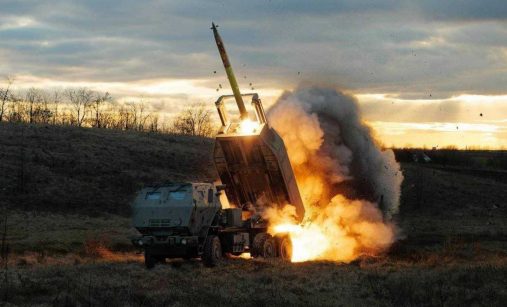 Raketomet M142 HIMARS při odpalu