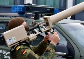 Německý voják s protidronovou puškou