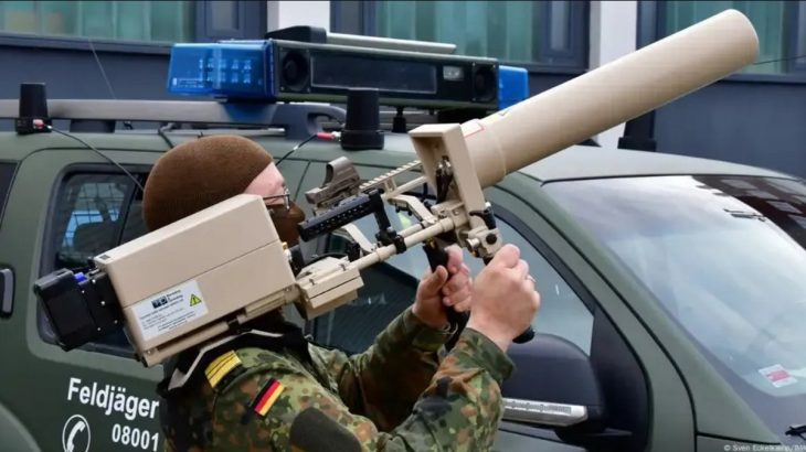 Německý voják s protidronovou puškou