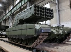 Raketomet TOS-1A s vylepšeními proti dronům