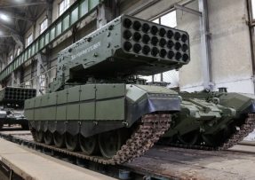 Raketomet TOS-1A s vylepšeními proti dronům