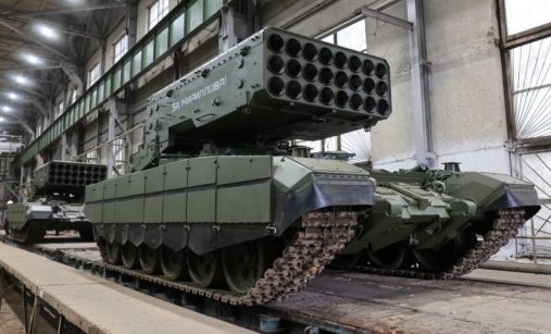 Raketomet TOS-1A s vylepšeními proti dronům