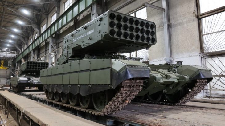 Raketomet TOS-1A s vylepšeními proti dronům