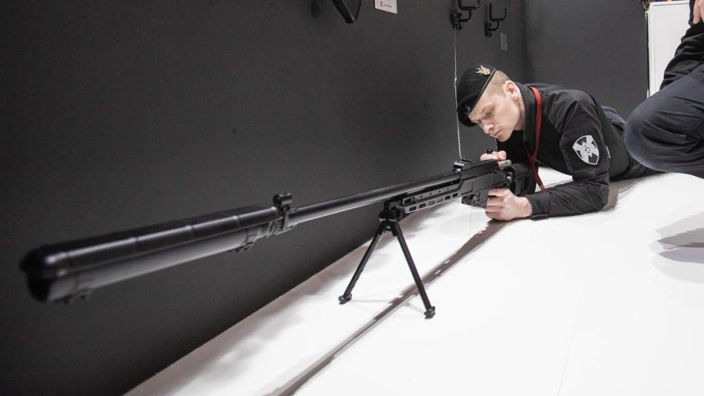 Vojáci zkoušejí pušku SV-98