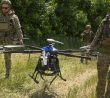Ukrajinští vojáci s bombardovacím dronem