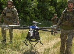 Ukrajinští vojáci s bombardovacím dronem