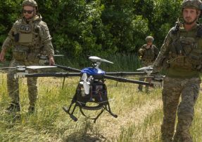 Ukrajinští vojáci s bombardovacím dronem