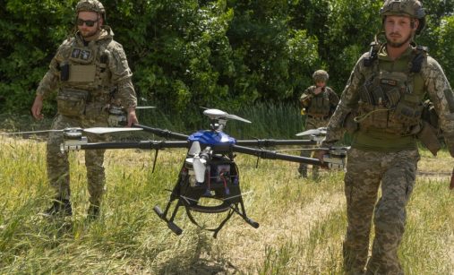 Ukrajinští vojáci s bombardovacím dronem