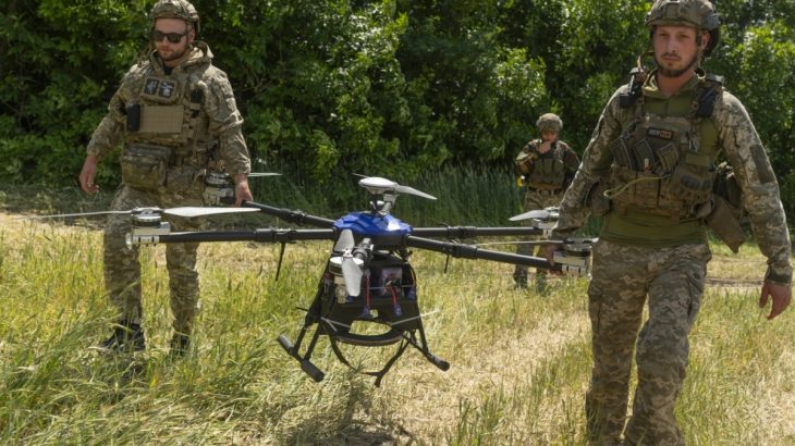 Ukrajinští vojáci s bombardovacím dronem