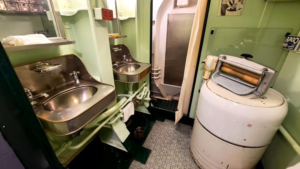 USS Cod, třída Gato, sprcha s prádelnou