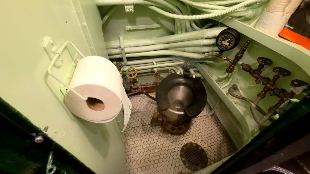 USS Cod,třída Gato, toaleta