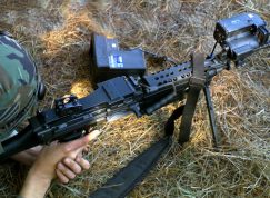 Voják s lehkým kulometem M249