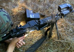 Voják s lehkým kulometem M249