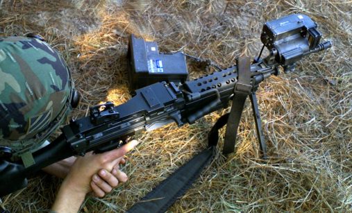 Voják s lehkým kulometem M249