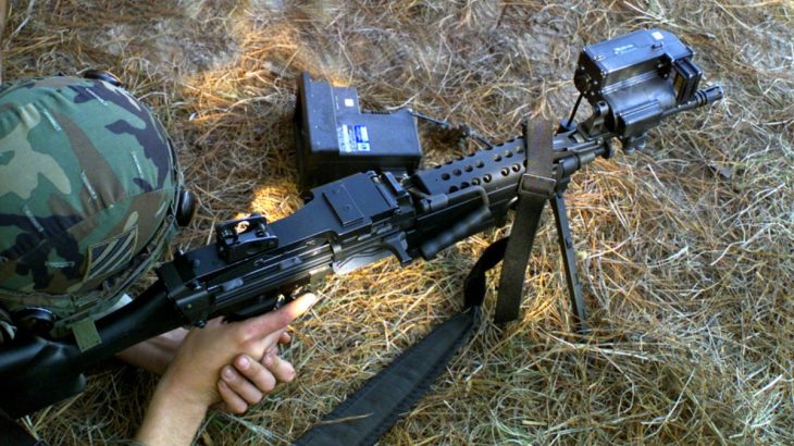 Voják s lehkým kulometem M249