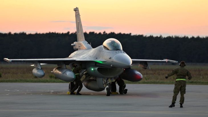F-16 slovenského letectva s personálem