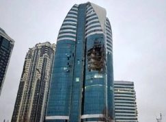 Zasažená výšková budova v Grozném