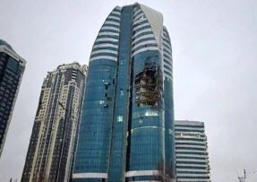 Zasažená výšková budova v Grozném