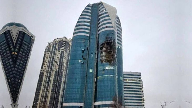 Zasažená výšková budova v Grozném