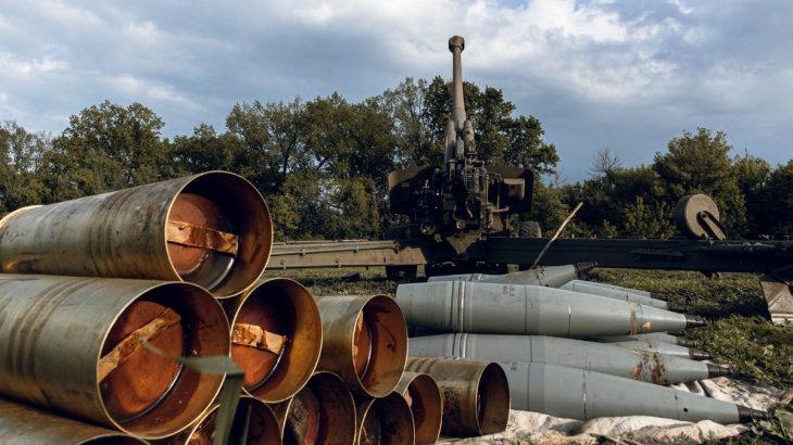 Houfnice Msta-B a dělostřelecké granáty ráže 152 mm