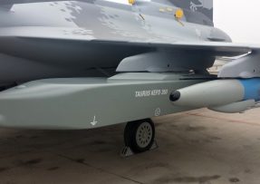JAS 39E Gripen se střelou Taurus
