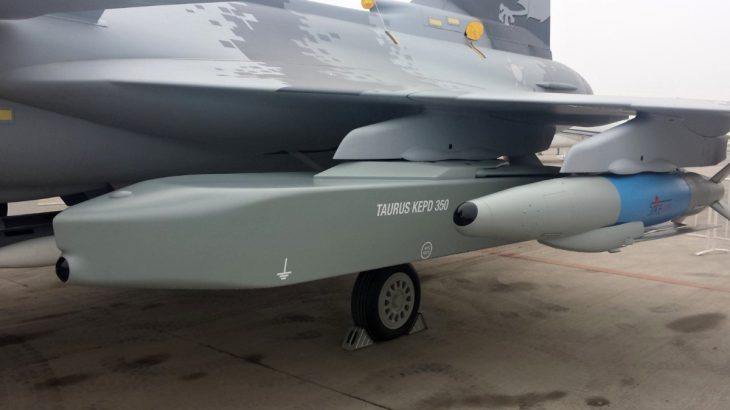 JAS 39E Gripen se střelou Taurus