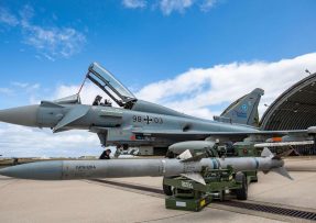 Německý Eurofighter Typhoon se střelou AIM-120 AMRAAM