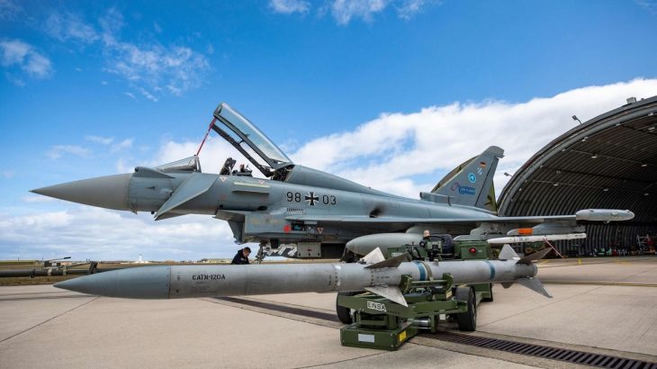 Německý Eurofighter Typhoon se střelou AIM-120 AMRAAM
