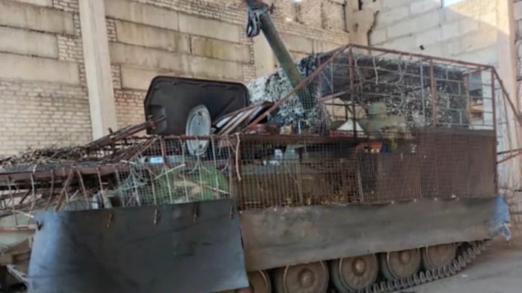 Spojení Nona-S a MT-LB s klecovou ochranou