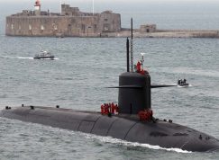 Francouzská jaderná ponorka třídy Triomphant u základny Bristol