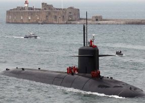 Francouzská jaderná ponorka třídy Triomphant u základny Bristol