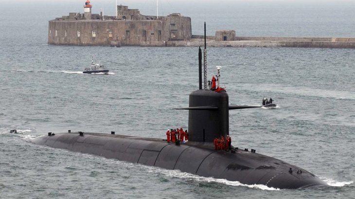 Francouzská jaderná ponorka třídy Triomphant u základny Bristol