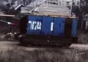 Ruský tank s námořním kontejnerem