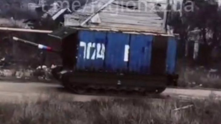 Ruský tank s námořním kontejnerem